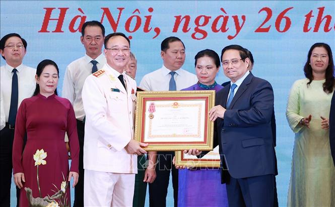 Thủ tướng Phạm Minh Chính trao Huân chương Lao động hạng Ba cho các tập thể có thành tích xuất sắc trong Phong trào thi đua “Cả nước chung tay xóa nhà tạm, nhà dột nát”. Ảnh: Dương Giang-TTXVN 
