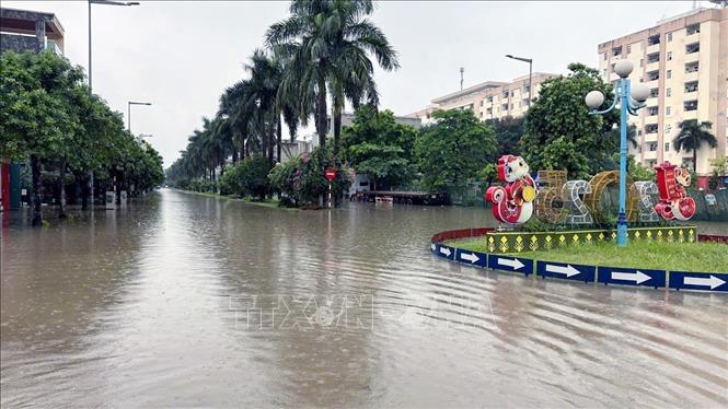 Khu đô thị Minh Phương, phường Nông Trang, tỉnh Phú Thọ bị ngập sâu, có đoạn lên đến 60cm, khiến các phương tiện đi lại khó khăn. Ảnh: Tạ Toàn - TTXVN