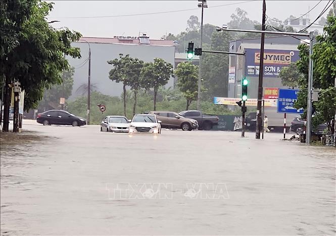 Ngã tư đường Nguyễn Du và đường Phù Đổng, phường Việt Trì, bị ngập sâu trong nước. Ảnh: Tạ Toàn - TTXVN
