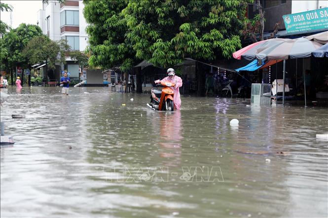 Tại khu chợ Minh Phương, phường Nông Trang tình trạng ngập sâu diễn ra trên diện rộng khiến nhiều phương tiện khi tham gia giao thông bị chết máy. Ảnh: Tạ Toàn - TTXVN