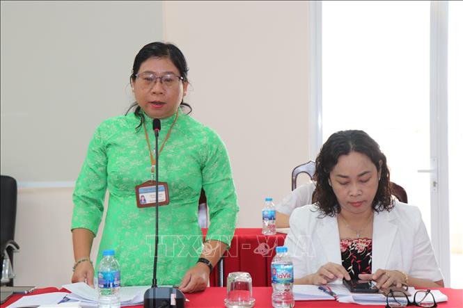 Bà Lê Xuân Hoa, Giám đốc Trung tâm Phục vụ hành chính công thành phố Cần Thơ, thông tin về những khó khăn trong quá trình vận hành chính quyền 2 cấp. Ảnh: Thu Hiền - TTXVN