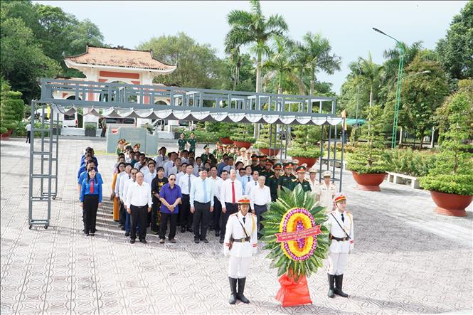 Lãnh đạo Tỉnh ủy, UBND tỉnh và các sở, ngành tỉnh Cà Mau thành kính tưởng nhớ công ơn vĩ đại của Chủ tịch Hồ Chí Minh tại Khu Tưởng niệm Chủ tịch Hồ Chí Minh (phường An Xuyên). Ảnh: Chanh Đa-TTXVN