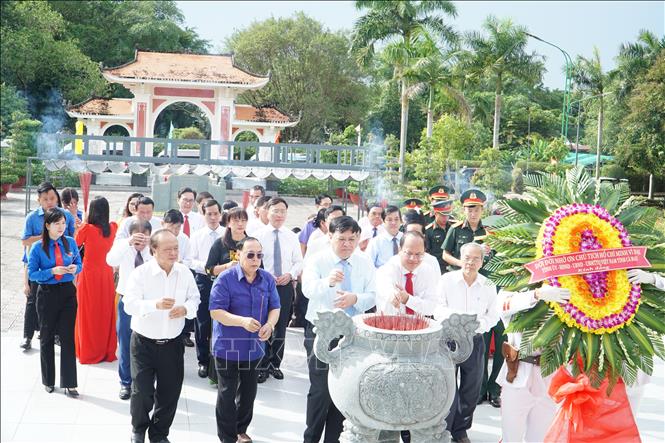 Lãnh đạo Tỉnh ủy, UBND tỉnh và các sở, ngành tỉnh Cà Mau thành kính dâng hương tưởng nhớ công ơn vĩ đại của Chủ tịch Hồ Chí Minh tại Khu Tưởng niệm Chủ tịch Hồ Chí Minh (phường An Xuyên). Ảnh: Chanh Đa-TTXVN