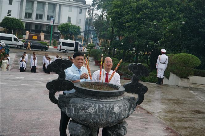 Bí thư Tỉnh ủy Cà Mau Nguyễn Hồ Hải (phải) và Chủ tịch UBND tỉnh Cà Mau Phạm Thành Ngại dâng hương tại Đài tưởng niệm các anh hùng liệt sĩ (phường Bạc Liêu, tỉnh Cà Mau). Ảnh: Chanh Đa-TTXVN                                               