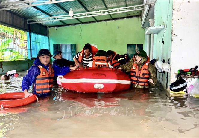 Lực lượng Cảnh sát phòng cháy, chữa cháy và cứu nạn, cứu hộ kịp thời di dời 6 hộ dân trong vùng ngập lụt tại phường Hàm Rồng. Ảnh: TTXVN phát 