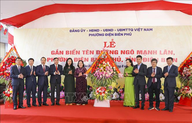 Lãnh đạo tỉnh Điện Biên tặng hoa chúc mừng thân nhân gia đình cố NSND Ngô Mạnh Lân. Ảnh: Xuân Tư - TTXVN