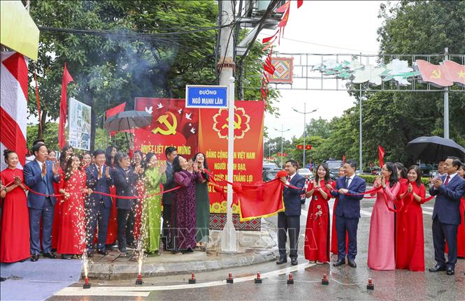 Đại biểu thực hiện nghi thức gắn biển đường Ngô Mạnh Lân. Ảnh: Xuân Tư - TTXVN