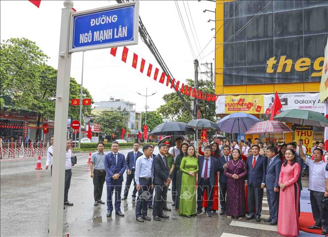 Đại biểu tham quan tuyến đường mang tên Ngô Mạnh Lân. Ảnh: Xuân Tư - TTXVN