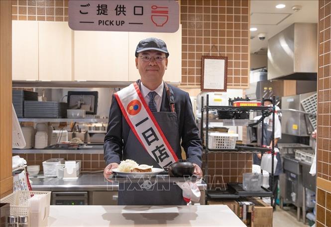 Đại sứ Việt Nam tại Nhật Bản Phạm Quang Hiệu đóng vai trò cửa hàng trưởng tại Roppongi để quảng bá món cơm tấm Việt Nam tại Matsuya. Ảnh: Xuân Giao – Pv TTXVN tại Nhật Bản