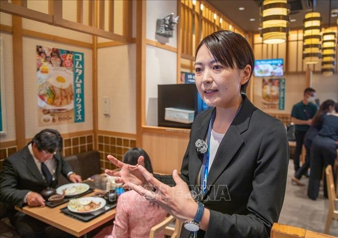 Bà Aya Aoki, đại diện hệ thống Matsuya, trả lời phỏng vấn của phóng viên TTXVN. Ảnh: Xuân Giao – Pv TTXVN tại Nhật Bản