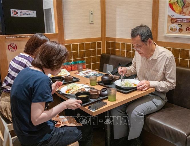 Các thực khách thưởng thức món cơm tấm tại cửa hàng Roppongi của hệ thống Matsuya. Ảnh: Xuân Giao – PV TTXVN tại Nhật Bản