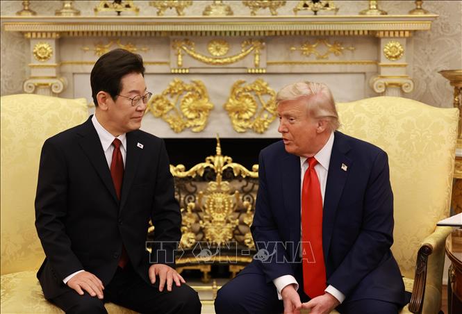 Tổng thống Lee Jae Myung (trái) trong cuộc hội đàm với Tổng thống Mỹ Donald Trump tại Washington DC., ngày 25/8/2025. Ảnh: YONHAP/TTXVN  