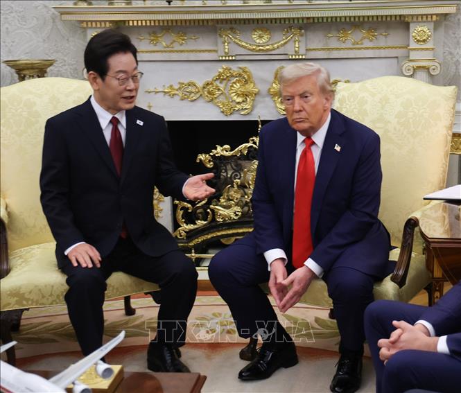 Tổng thống Lee Jae Myung (trái) hội đàm với Tổng thống Mỹ Donald Trump tại Washington DC., ngày 25/8/2025. Ảnh: YONHAP/TTXVN