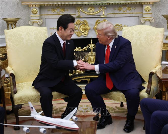 Tổng thống Lee Jae Myung (trái) trong cuộc hội đàm với Tổng thống Mỹ Donald Trump tại Washington DC., ngày 25/8/2025. Ảnh: Yonhap/TTXVN