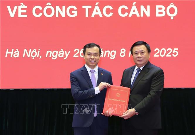 GS,TS Nguyễn Xuân Thắng trao quyết định bổ nghiệm Phó Giám đốc Học viện Chính trị quốc gia Hồ Chí Minh, Phó Chủ tịch Hội đồng Lý luận Trung ương đối với PGS,TS Nguyễn Mạnh Hùng. Ảnh: TTXVN phát