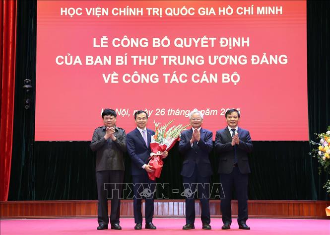 Ban Lãnh đạo Hội đồng Lý luận Trung ương chúc mừng PGS,TS Nguyễn Mạnh Hùng. Ảnh: TTXVN phát