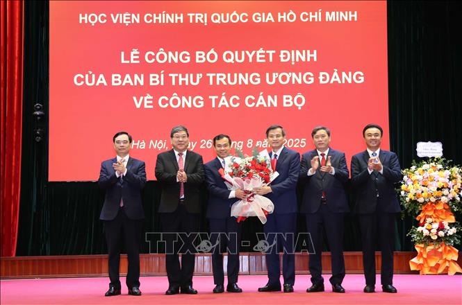 Ban Lãnh đạo Học viện Chính trị quốc gia Hồ Chí Minh chúc mừng PGS,TS Nguyễn Mạnh Hùng. Ảnh: TTXVN phát