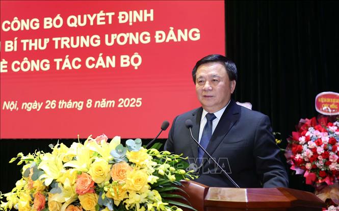 GS,TS Nguyễn Xuân Thắng phát biểu giao nhiệm vụ cho PGS,TS Nguyễn Mạnh Hùng. Ảnh: TTXVN phát