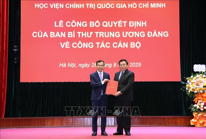 GS,TS Nguyễn Xuân Thắng trao quyết định bổ nghiệm Phó Giám đốc Học viện Chính trị quốc gia Hồ Chí Minh, Phó Chủ tịch Hội đồng Lý luận Trung ương đối với PGS,TS Nguyễn Mạnh Hùng. Ảnh: TTXVN phát