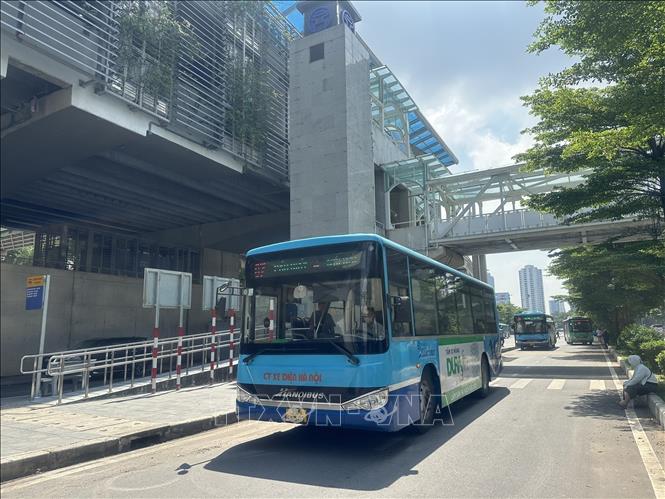 A bus route connecting with the Nhon – Hanoi Station metro line. VNA Photo