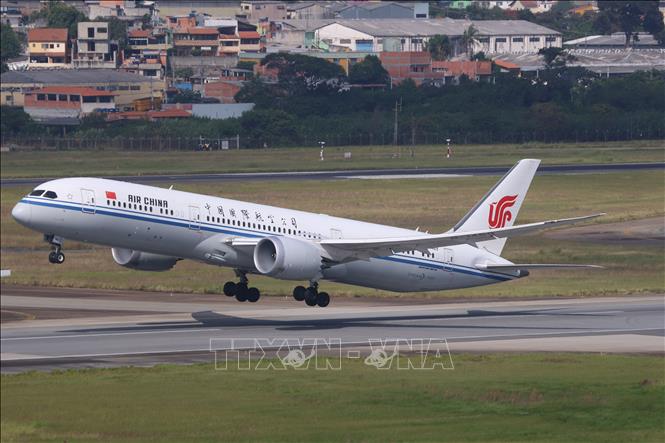 Một máy bay của Hãng hàng không Air China cất cánh tại sân bay Guarulhos, ngoại ô Sao Paulo, Brazil, ngày 21/3/2025. Ảnh: THX/TTXVN