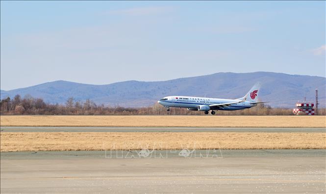 Máy bay của Hãng hàng không Air China thực hiện chuyến bay Bắc Kinh (Trung Quốc) đến Vladivostok (Nga) hạ cánh tại sân bay quốc tế ở Vladivostok, ngày 31/3/2025. Ảnh: THX/TTXVN