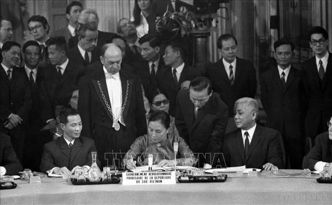 Năm 1973, ngoại giao Việt Nam đã thành công với việc ký Hiệp định Paris về chấm dứt chiến tranh, lập lại hòa bình tại Việt Nam. Mỹ và các nước công nhận quyền dân tộc tự quyết của nhân dân Việt Nam. Trong ảnh: Bộ trưởng Ngoại giao Chính phủ Cách mạng lâm thời Cộng hòa miền Nam Việt Nam Nguyễn Thị Bình ký Hiệp định Paris, ngày 27/1/1973. Ảnh: Văn Lượng- TTXVN