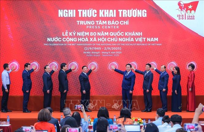 Đồng chí Nguyễn Trọng Nghĩa, Uỷ viên Bộ Chính trị, Bí thư Trung ương Đảng, Trưởng Ban Tuyên giáo và Dân vận Trung ương và các đại biểu thực hiện nghi Lễ khai trương Trung tâm Báo chí. Ảnh: Hoàng Hiếu – TTXVN