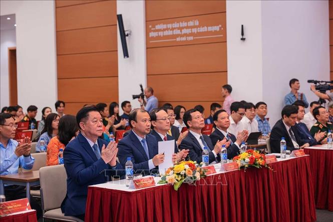 Đồng chí Nguyễn Trọng Nghĩa, Uỷ viên Bộ Chính trị, Bí thư Trung ương Đảng, Trưởng Ban Tuyên giáo và Dân vận Trung ương và các đại biểu tham dự buổi lễ. Ảnh: Hoàng Hiếu - TTXVN