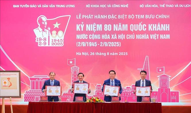 Đồng chí Nguyễn Trọng Nghĩa, Uỷ viên Bộ Chính trị, Bí thư Trung ương Đảng, Trưởng Ban Tuyên giáo và Dân vận Trung ương và các đại biểu tại lễ phát hành đặc biệt bộ tem bưu chính. Ảnh: Hoàng Hiếu - TTXVN