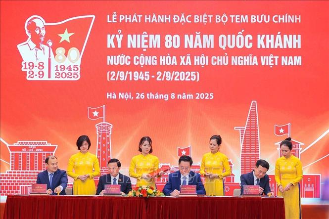 Đồng chí Nguyễn Trọng Nghĩa, Uỷ viên Bộ Chính trị, Bí thư Trung ương Đảng, Trưởng Ban Tuyên giáo và Dân vận Trung ương và các đại biểu ký phát hành đặc biệt bộ tem bưu chính. Ảnh: Hoàng Hiếu - TTXVN