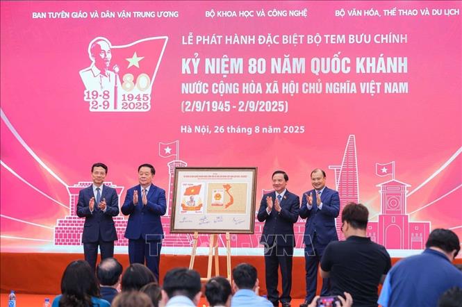 Đồng chí Nguyễn Trọng Nghĩa, Uỷ viên Bộ Chính trị, Bí thư Trung ương Đảng, Trưởng Ban Tuyên giáo và Dân vận Trung ương và các đại biểu với bộ tem bưu chính đặc biệt kỷ niệm 80 năm Quốc khánh nước Cộng hoà xã hội chủ nghĩa Việt Nam (1945 - 2025). Ảnh: Hoàng Hiếu - TTXVN