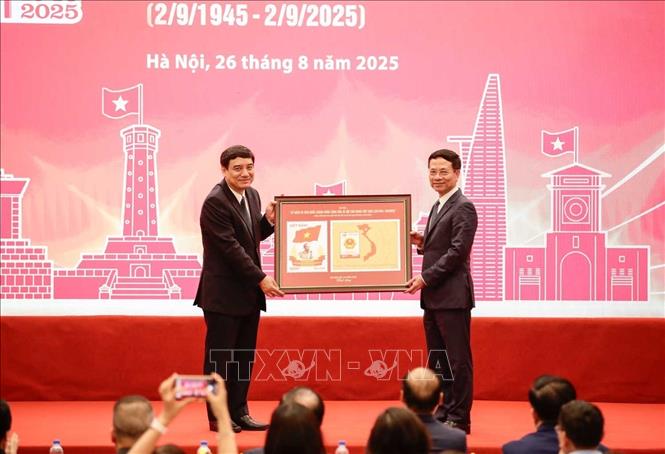 Bộ trưởng Bộ Khoa học và Công nghệ Nguyễn Mạnh Hùng tặng bộ tem đặc biệt kỷ niệm 80 năm Quốc khánh (1945 -2025) cho Chủ nhiệm Uỷ ban Văn hoá và Xã hội của Quốc hội Nguyễn Đắc Vinh. Ảnh: Hoàng Hiếu - TTXVN