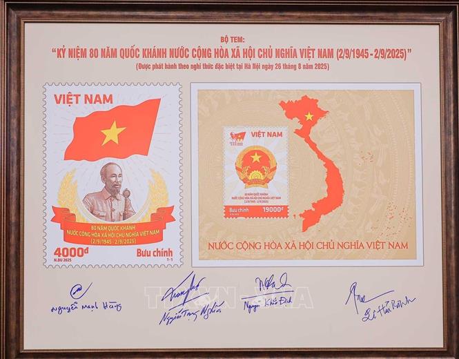 Chữ ký của các lãnh đạo Đảng, Nhà nước trong lễ phát hành đặc biệt bộ tem bưu chính kỷ niệm 80 năm Quốc khánh nước Cộng hoà xã hội chủ nghĩa Việt Nam (1945 - 2025). Ảnh: Hoàng Hiếu - TTXVN