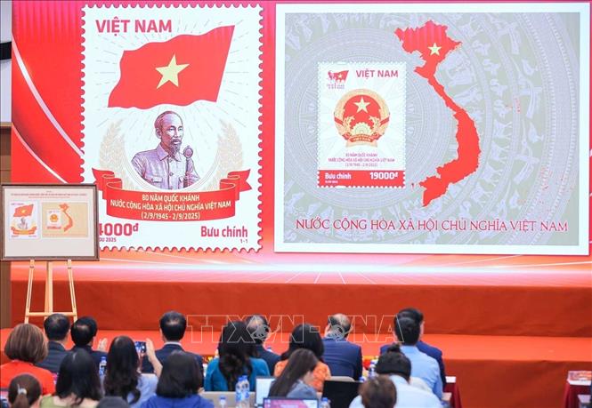 Bộ tem bưu chính đặc biệt ra mắt. Ảnh: Hoàng Hiếu - TTXVN