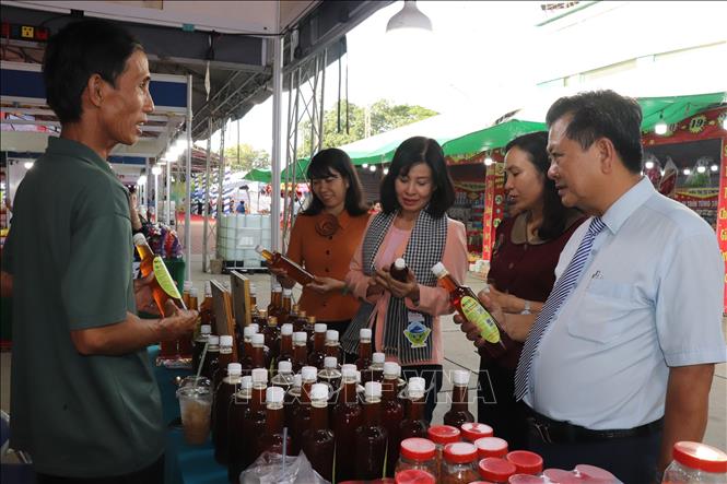 Trưởng Ban Tuyên giáo và Dân vận Tỉnh ủy Tây Ninh Nguyễn Thị Xuân Hương cùng lãnh đạo các sở, ngành tỉnh tham quan các sản phẩm tại hội chợ. Ảnh: Thanh Bình -TTXVN