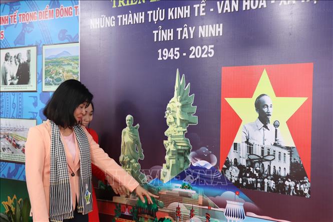 Trưởng Ban Tuyên giáo và Dân vận Tỉnh ủy Tây Ninh Nguyễn Thị Xuân Hương tham quan khu triển lãm thành tựu kinh tế-xã hội tỉnh Tây Ninh. Ảnh: Thanh Bình -TTXVN