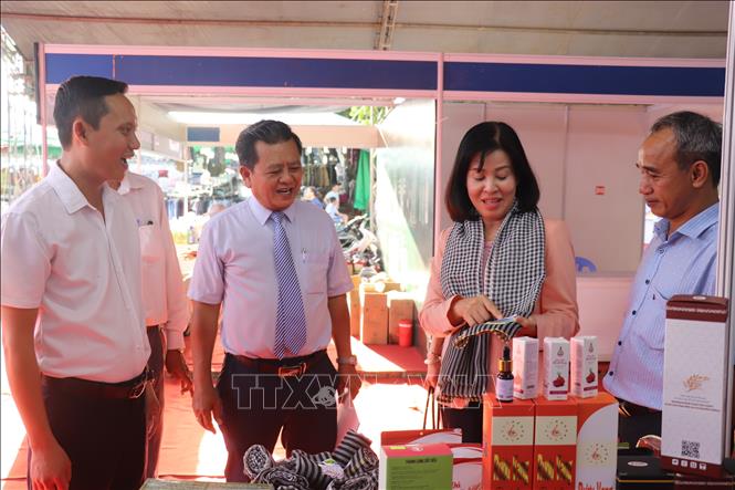 Trưởng Ban Tuyên giáo và Dân vận Tỉnh ủy Tây Ninh Nguyễn Thị Xuân Hương cùng lãnh đạo các sở, ngành tỉnh tham quan các sản phẩm tại hội chợ. Ảnh: Thanh Bình -TTXVN