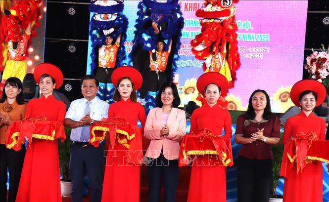 Đại biểu cắt băng khai mạc hội chợ. Ảnh: Thanh Bình -TTXVN