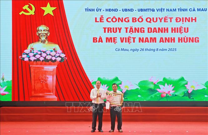 Bí thư Tỉnh ủy Cà Mau Nguyễn Hồ Hải trao truy tặng danh hiệu Bà Mẹ Việt Nam anh hùng cho đại diện gia đình Mẹ Việt Nam Anh hùng Đồng Thị Mười. Ảnh: Huỳnh Anh - TTXVN