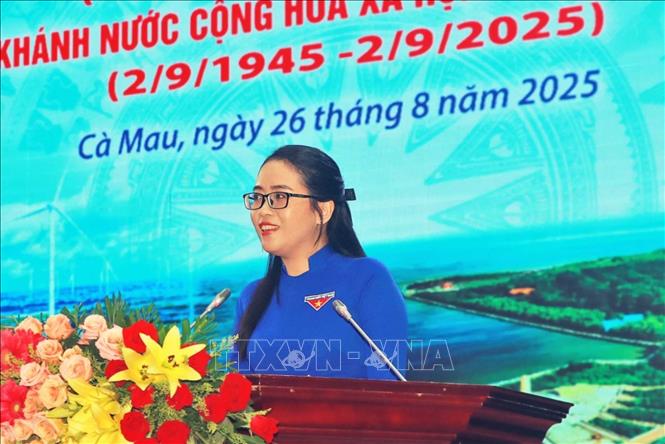 Chị Nguyễn Trang Anh Thư, đại diện thế hệ trẻ bày tỏ tâm huyết và trách nhiệm của tuổi trẻ Cà Mau đối với quê hương, đất nước. Ảnh: Huỳnh Anh - TTXVN
