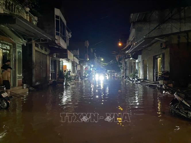 Nước sông Hồng dâng lên đường Thanh Niên, phường Yên Bái, tỉnh Lào Cai.  Ảnh: Đinh Thùy - TTXVN