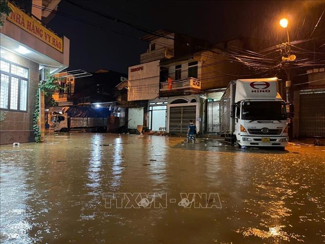  Các phương tiện tất bật chở hàng và đồ dùng của người dân ra khỏi vùng ngập lụt. Ảnh: Đinh Thùy - TTXVN