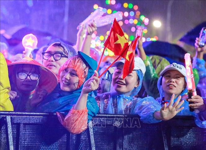 Mặc dù trời mưa lớn, nhưng rất đông người dân tới tham dự chương trình. Ảnh: Khánh Hoà - TTXVN