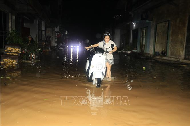 Chị Hoàng Thị Cúc, tổ dân phố Hồng Phú, phường Yên Bái chủ động di dời đến nơi an toàn.  Ảnh: Đinh Thùy - TTXVN