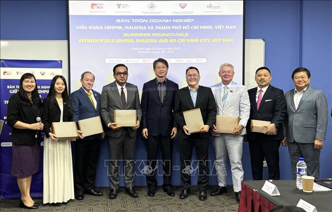 Các đại biểu chụp ảnh lưu niệm tại hội thảo. Ảnh: Viên Luyến - PV TTXVN tại Malaysia
