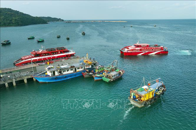 An aerial view of Co To port, where speed-boats carry visitors from Van Don, Quang Ninh to Co To island. VNA Photo: Đức Hiếu