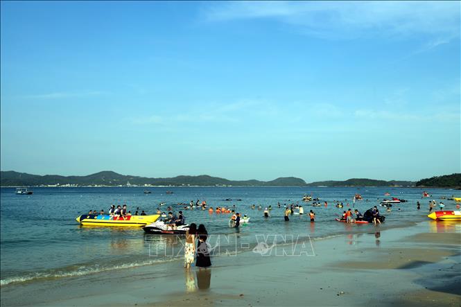 Beaches in Co To have calm waves and are not overcrowded with tourists. VNA Photo: Đức Hiếu