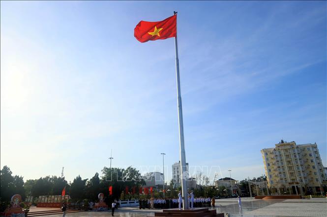 A flag ceremony at the town centre, with a statue of President Ho Chi Minh. Apparently, this is the only place the leader agreed to have his statue erected while still alive. VNA Photo: Đức Hiếu