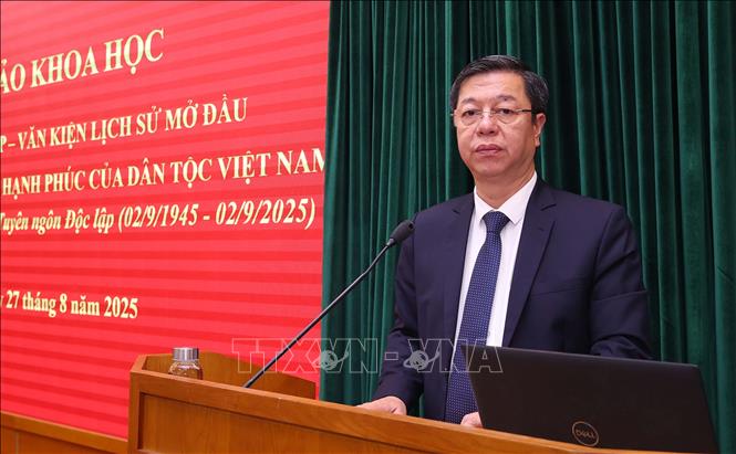 PGS,TS  Vũ Trọng Lâm, Giám đốc - Tổng Biên tập Nhà xuất bản Chính trị quốc gia Sự thật trình bày tham luận tại Hội thảo. Ảnh: Văn Điệp – TTXVN